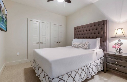 Central Business District Hotel | Spacious Modern 1BR Condo in California Building by Hosteeva