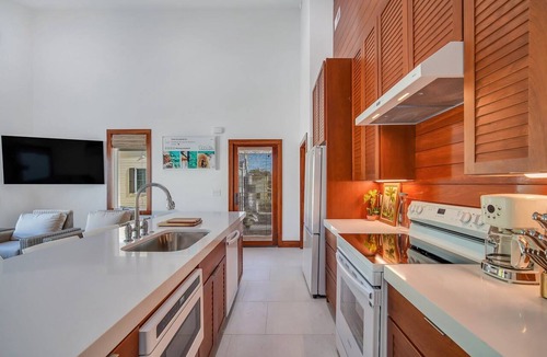 Cannonborough Elliotborough Condo | Vacation Villa 5 mins to King St ‘California Palm’