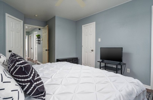 Franklin Park House | VIBRANT GREAT ESCAPE|4 MILES TO DOWNTOWN|GAME ROOM|FIREPIT