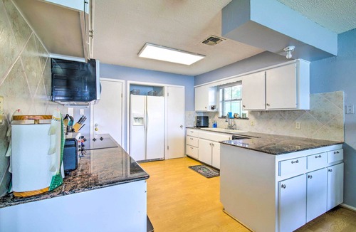 Kingsland Cottage | Vibrant Kingsland Retreat w/Waterfront Views