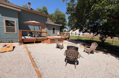 Brazos House | Victoria Rose : 5BR Elegance Near Baylor & Silos