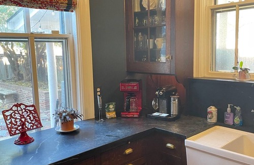 Old Town West House | Victorian on Washington king bed near King St Hot Tub