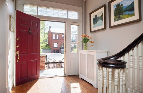 Old Town West House | Victorian on Washington king bed near King St Hot Tub