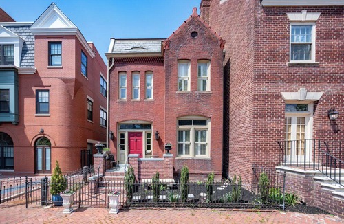 Old Town West House | Victorian on Washington king bed near King St Hot Tub