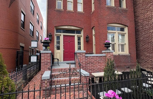 Old Town West House | Victorian on Washington king bed near King St Hot Tub