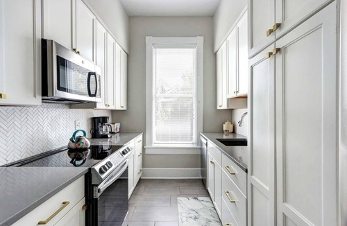 Dixon Park Apartment | Victorian Upstairs Retreat | Near Forsyth Park