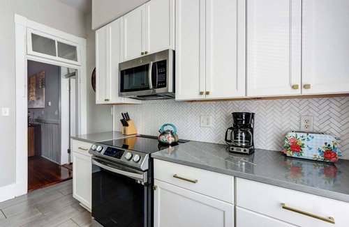 Dixon Park Apartment | Victorian Upstairs Retreat | Near Forsyth Park