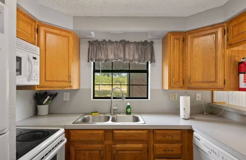 Rio Frio Cottage | Villa 4: Pool & Short Walk to the Frio River