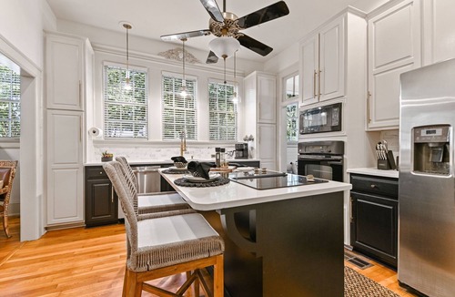 Montgomery House | Villa Deileoni -Elegant- 3 Bed 2/bath in Old Cloverdale