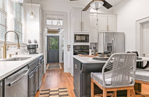 Montgomery House | Villa Deileoni -Elegant- 3 Bed 2/bath in Old Cloverdale
