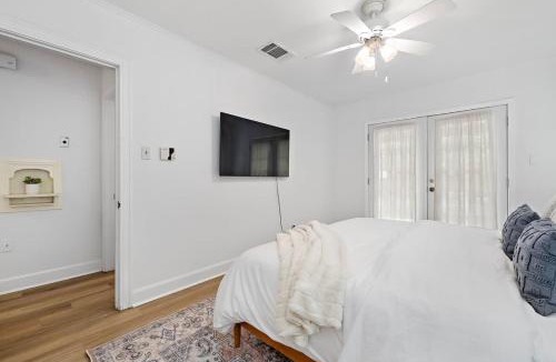Zilker House | Villa in Zilker - Peaceful Stylish Home with Yard