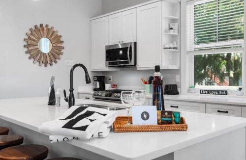 Lincolnville House | Villa Mojito Lakefront Home and APTs Sleeps 24
