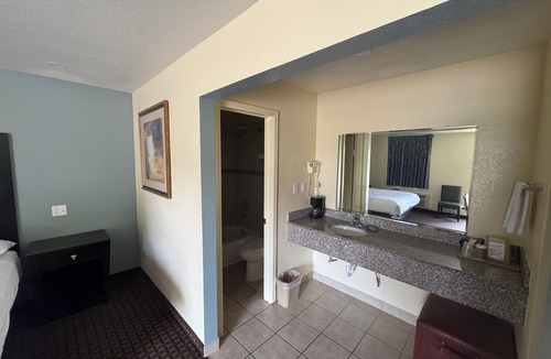 Ada Hotel | Village Inn