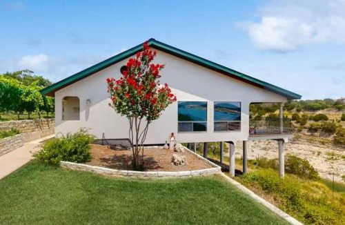 Lago Vista House | Vineyard Duplex Retreat: Lakefront Views with Private Dock Access