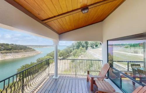 Lago Vista House | Vineyard Duplex Retreat: Lakefront Views with Private Dock Access