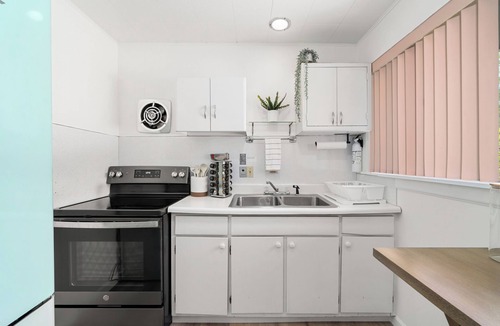 Hendersonville Cottage | Vintage Cottage 5 mins to DT Hendo & Flat Rock