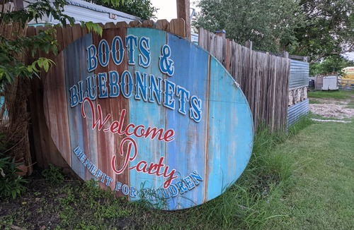 Travis County House | Vintage Glamping close to Austin!