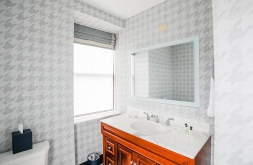 Charlotte Center City Hotel | Vintage-Inspired Downtown Room Near Blumenthal Theaters and Events