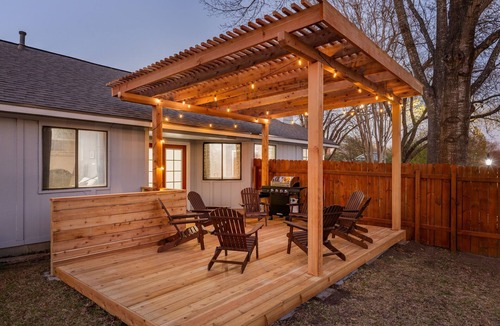 Buckingham Estates House | Vinyl Nest: Patio & Grill | Music | Sleeps 10