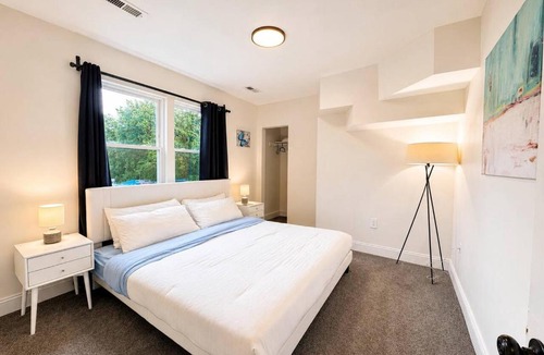 Seat Pleasant House | VIP DC Retreat 5BR Sleeps 16 Free Parking For 6 Cars