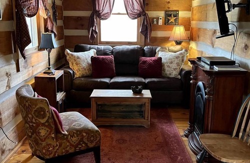 Old Town Cabin | Virginia Glamping Destination with Hot Tub, Perfect for Romantic Getaways in Galax