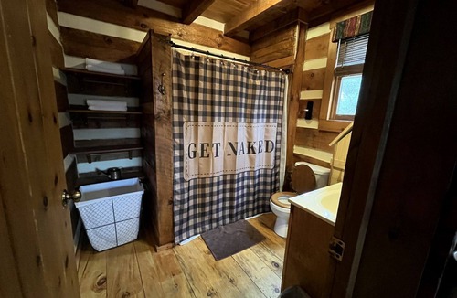 Old Town Cabin | Virginia Glamping Destination with Hot Tub, Perfect for Romantic Getaways in Galax