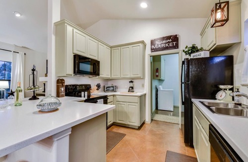 Dripping Springs House | VOTED TOP 10 for 3 Yrs Countryside Retreat -Hot Tub & Fire Pit