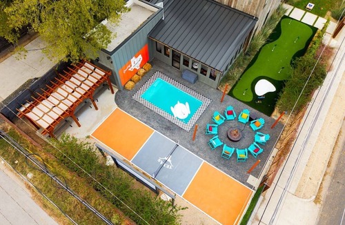 Govalle House | Voted TX Top 10 | Pool~Game Room~Gym~Pickleball