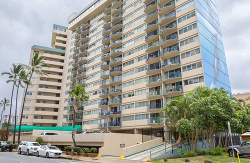 McCully - Moiliili House | Waikiki 2 bedroom 1 bath Apartment #2 - 10 min to beach 5 min to park