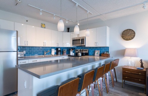 Waikiki Condo | Waikiki Banyan OCEAN VIEW REMODELED - "Ohana Suite" , free parking, lots of amenities!