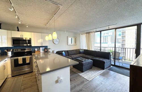 Waikiki Condo | Waikiki Banyan OCEAN VIEW REMODELED - "Ohana Suite" , free parking, lots of amenities!