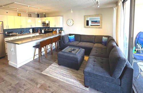 Waikiki Condo | Waikiki Banyan OCEAN VIEW REMODELED - "Ohana Suite" , free parking, lots of amenities!