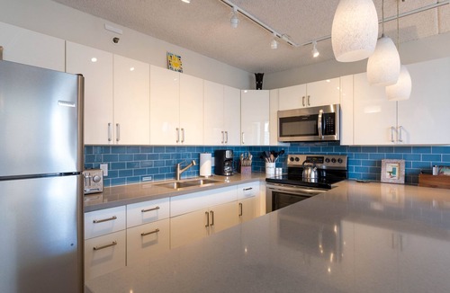 Waikiki Condo | Waikiki Banyan OCEAN VIEW REMODELED - "Ohana Suite" , free parking, lots of amenities!