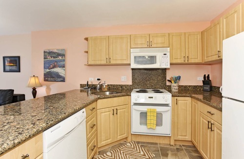 Waikiki Condo | Waikiki Marina-Front Condo! Ocean & Fireworks View, Central AC, Full Kitchen!