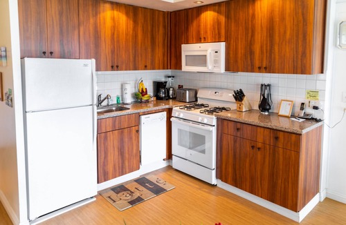 Waikiki Condo | Waikiki Shore 1 bedroom with large lanai on Waikiki Beach - free parking & WiFi