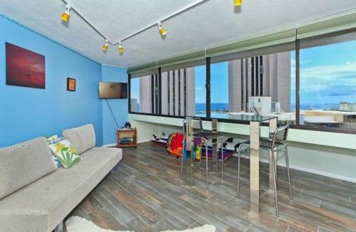 Waikiki Apartment | Waikiki Studio Steps to Beach-Mall Free Parking-WiFi