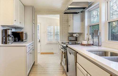 Roswell Cottage | Walk Downtown & Canton Street: Roswell Retreat!