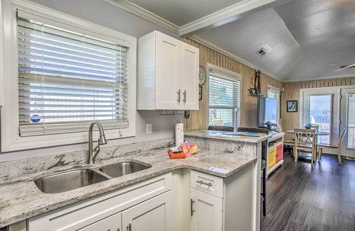 Myrtle Beach Cottage | Walk to Apache Pier: Coastal Condo w/Pool Access