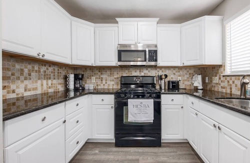 Milwood House | Walk to Apple | 5 Min to Domain 3BR
