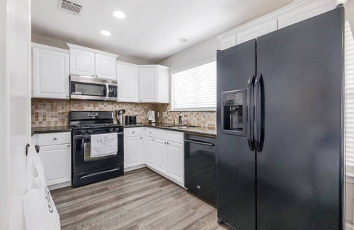 Milwood House | Walk to Apple | 5 Min to Domain 3BR