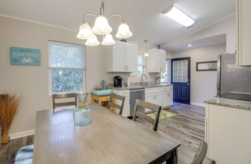 Emerald Isle House | Walk to Beach & Family Fun! Emerald Isle Home