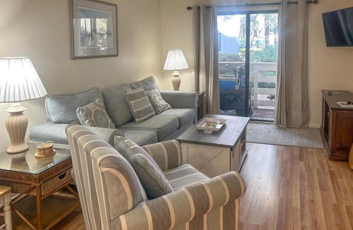 Folly Field House | Walk to Beach: Resort-Style Hilton Head Condo!