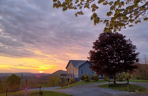 Sparta House | Walk to Blue Ridge Parkway/Waterfalls