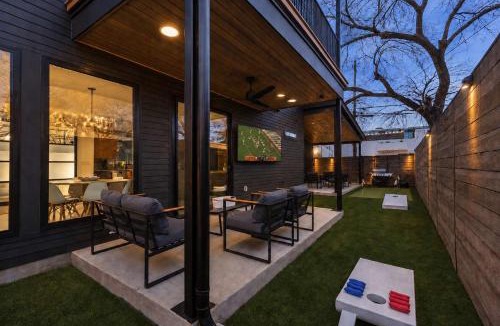 East Cesar Chavez House | Walk to Downtown Sleeps 16 MiniPutt GameRoom