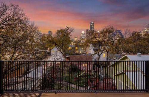 East Cesar Chavez House | Walk to Downtown Sleeps 16 MiniPutt GameRoom