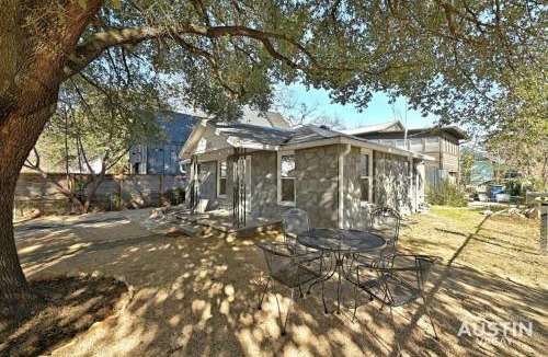 Holly House | Walk to E. Austin Hotspots 2BR 1BA w Parking Dog-Friendly By Austin Vacay