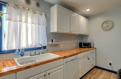 Newport House | Walk to Fishing Pier, Newport Home w/Deck!