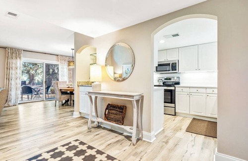Sea Pines Condo | Walk to Harbour Town! Villa Pool Just Steps Away, Coastal Chic