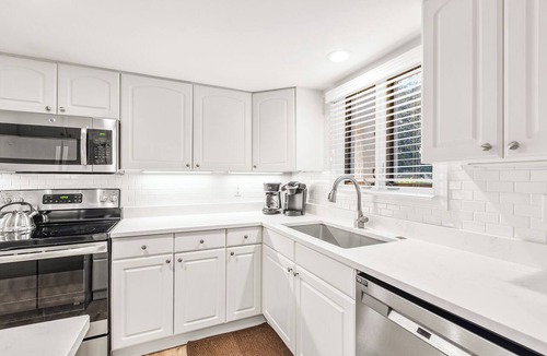 Sea Pines Condo | Walk to Harbour Town! Villa Pool Just Steps Away, Coastal Chic