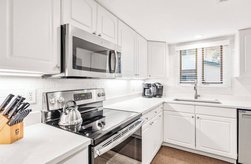 Sea Pines Condo | Walk to Harbour Town! Villa Pool Just Steps Away, Coastal Chic